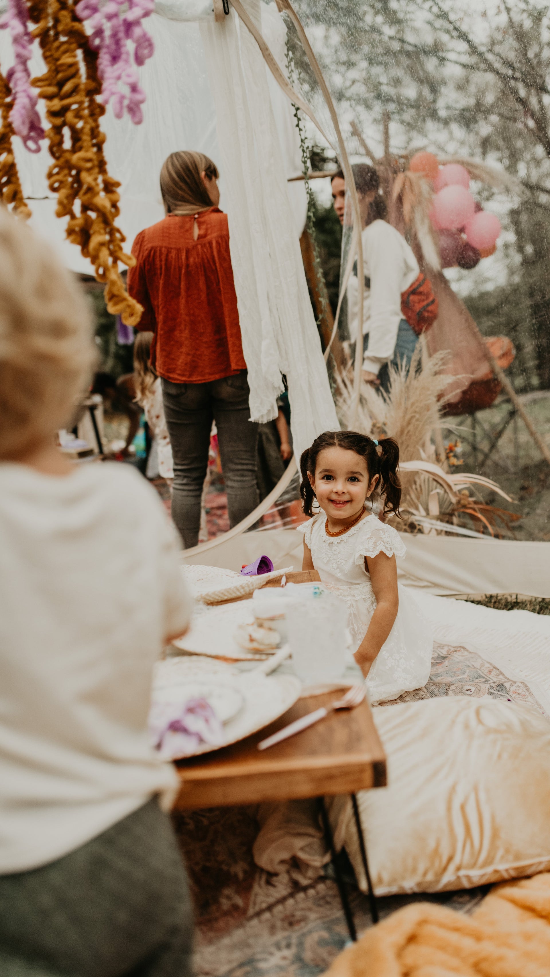 Children at a party with decorations and balloons outdoors.  asheville luxury picnics. pop-up picnic. picnic pop-up avl.